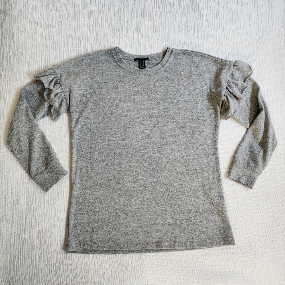 Forever 21 womens size Medium Gray Ruffle Shoulder Knit Top cozy, feminine, fall